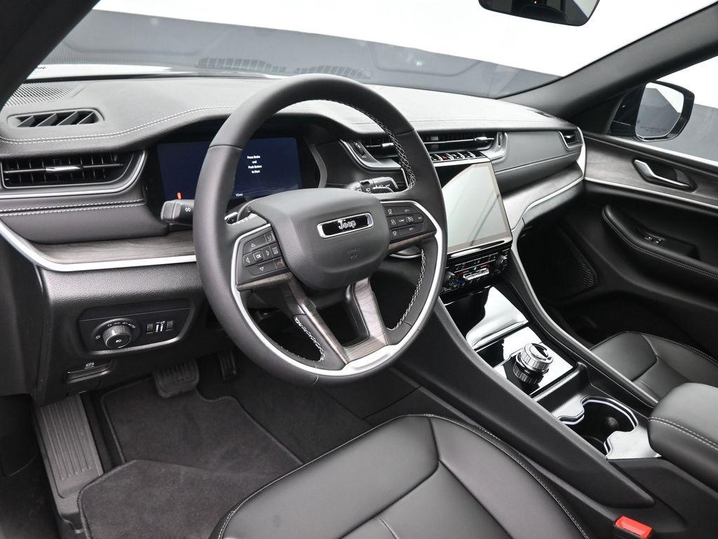 new 2025 Jeep Grand Cherokee car, priced at $43,978