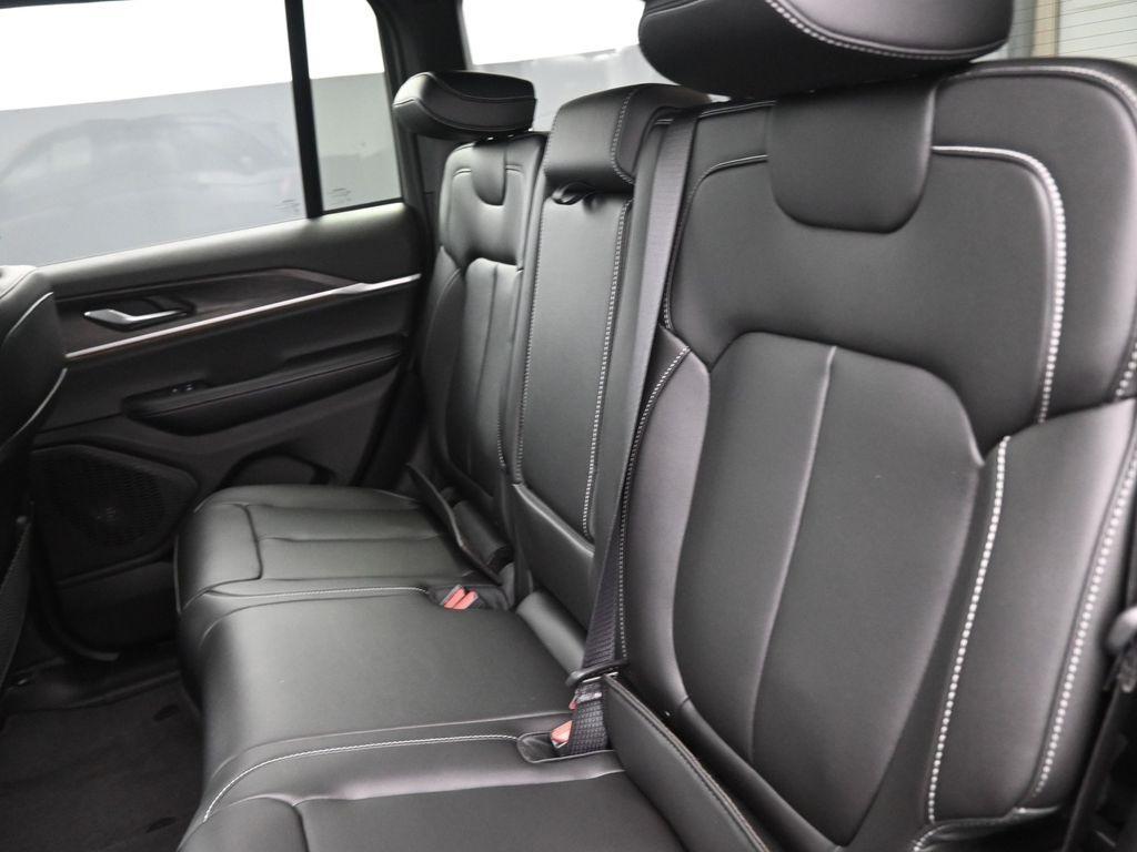 new 2025 Jeep Grand Cherokee car, priced at $43,978