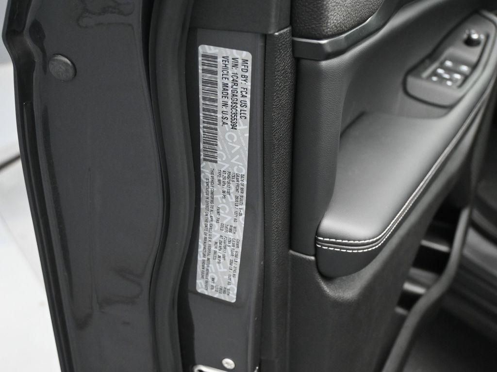 new 2025 Jeep Grand Cherokee car, priced at $37,220