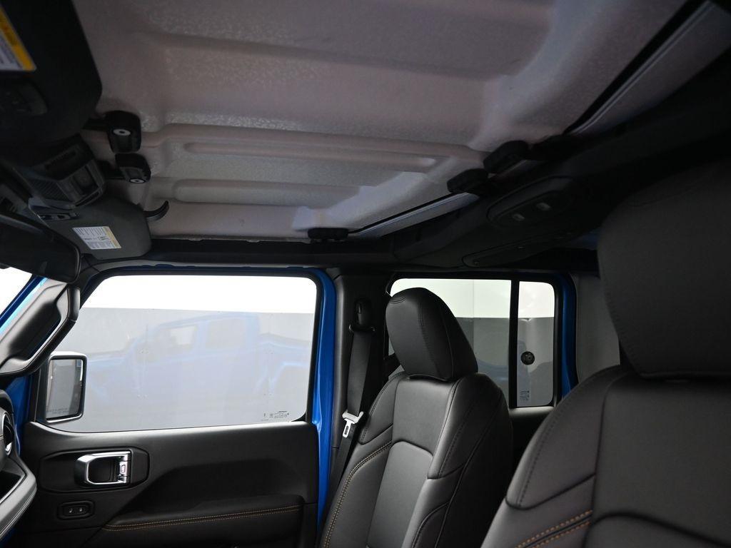 new 2025 Jeep Gladiator car, priced at $45,038