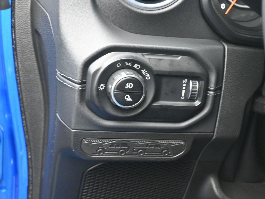 new 2025 Jeep Gladiator car, priced at $45,038