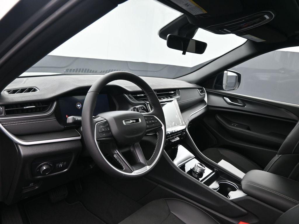 new 2025 Jeep Grand Cherokee car, priced at $45,375
