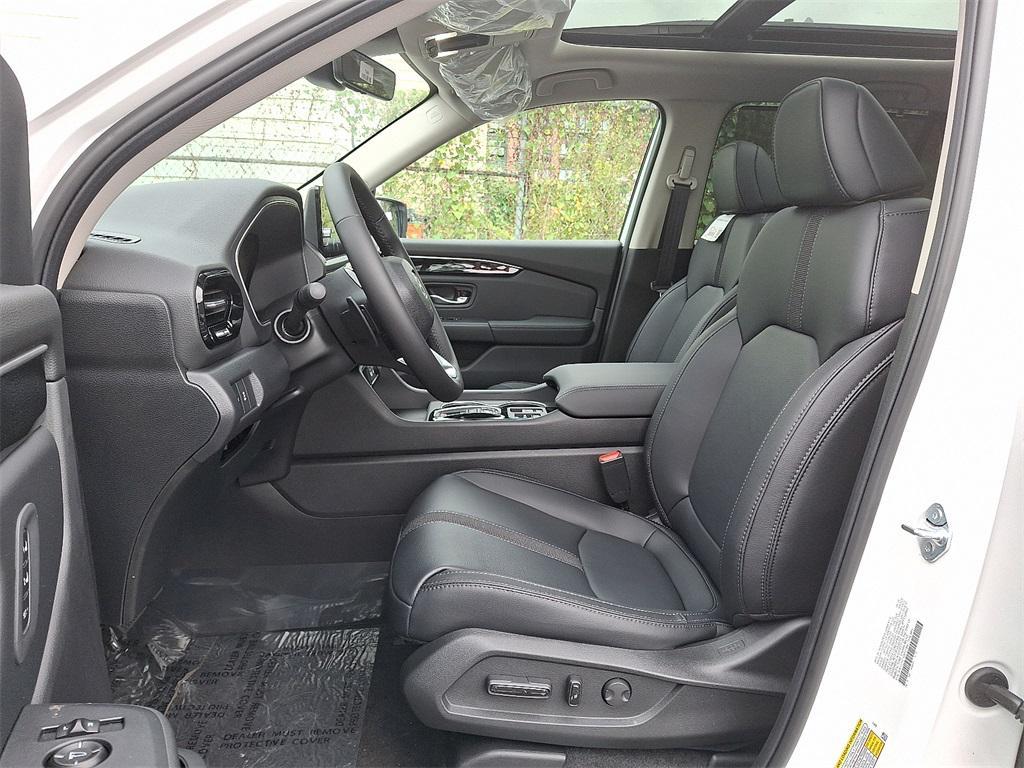 new 2025 Honda Pilot car, priced at $52,280