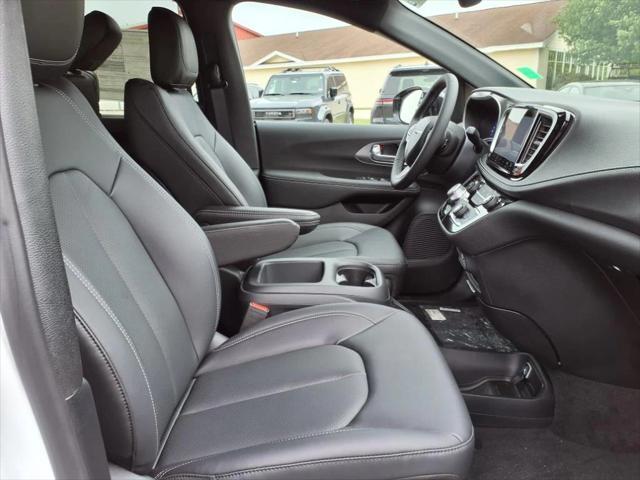 new 2025 Chrysler Pacifica car, priced at $44,473