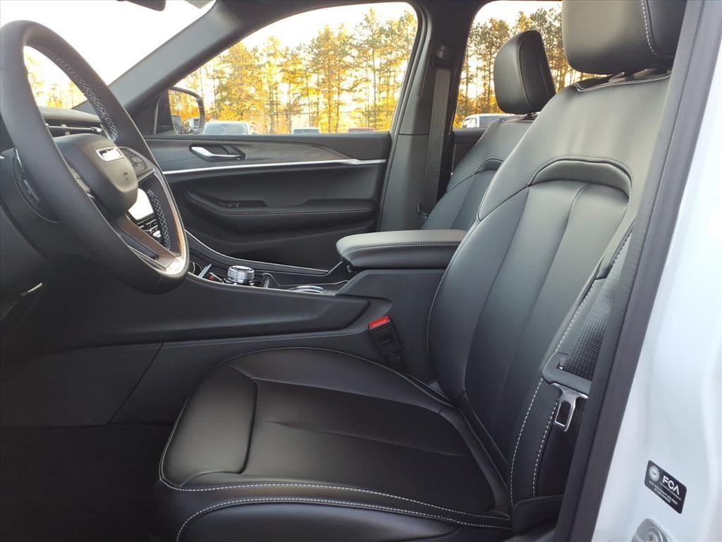 new 2025 Jeep Grand Cherokee car, priced at $44,921