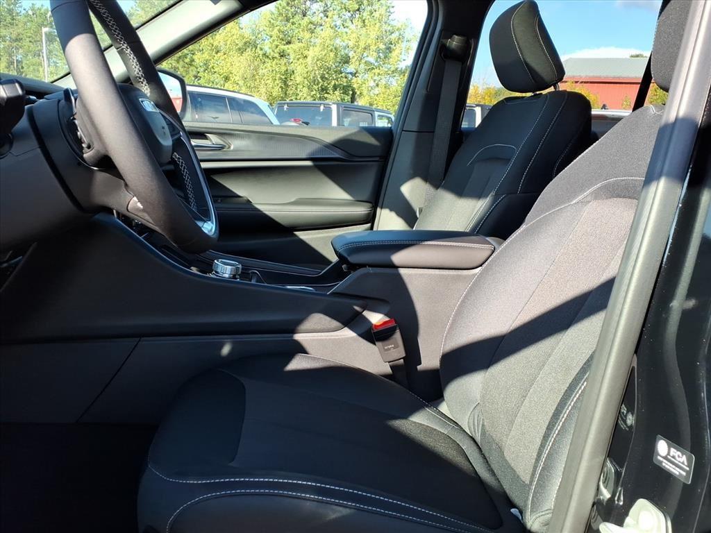 new 2025 Jeep Grand Cherokee car, priced at $39,889