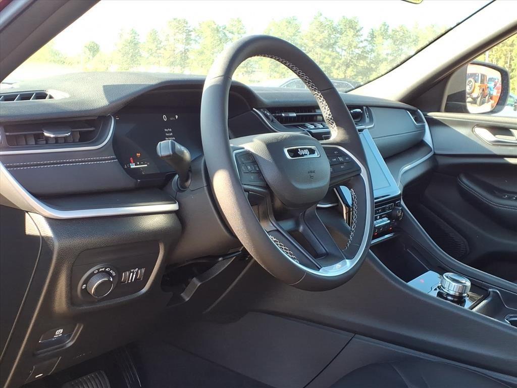 new 2025 Jeep Grand Cherokee car, priced at $39,889