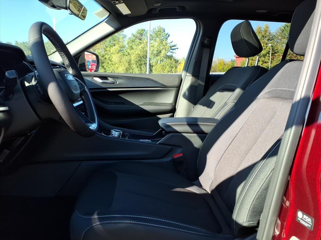 new 2025 Jeep Grand Cherokee car, priced at $39,889