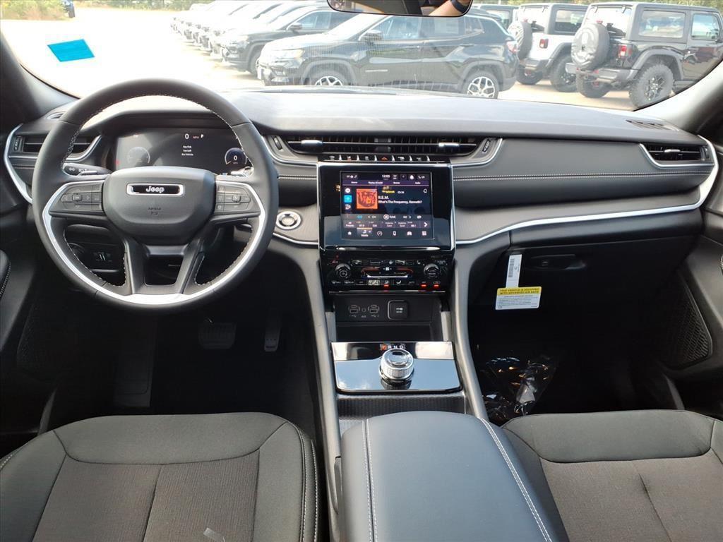 new 2025 Jeep Grand Cherokee car, priced at $39,889