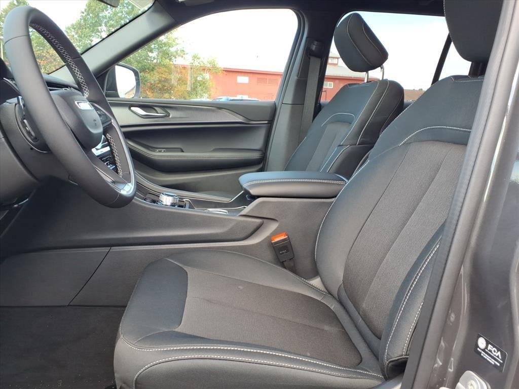 new 2025 Jeep Grand Cherokee car, priced at $39,889