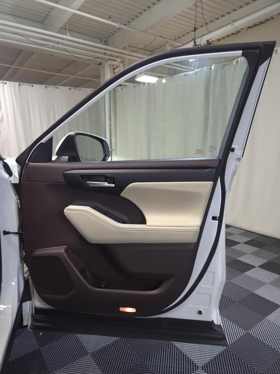 used 2020 Toyota Highlander car, priced at $23,895