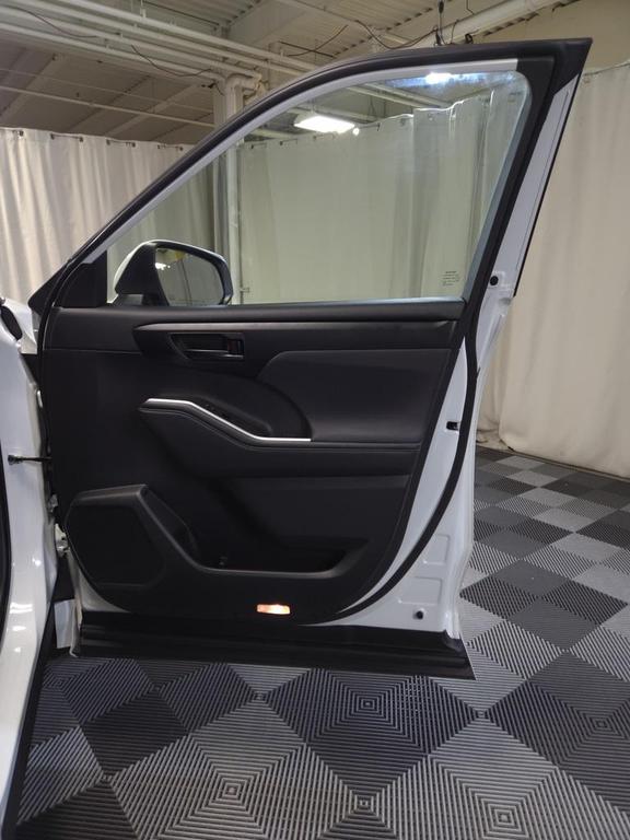 used 2023 Toyota Highlander Hybrid car, priced at $38,390