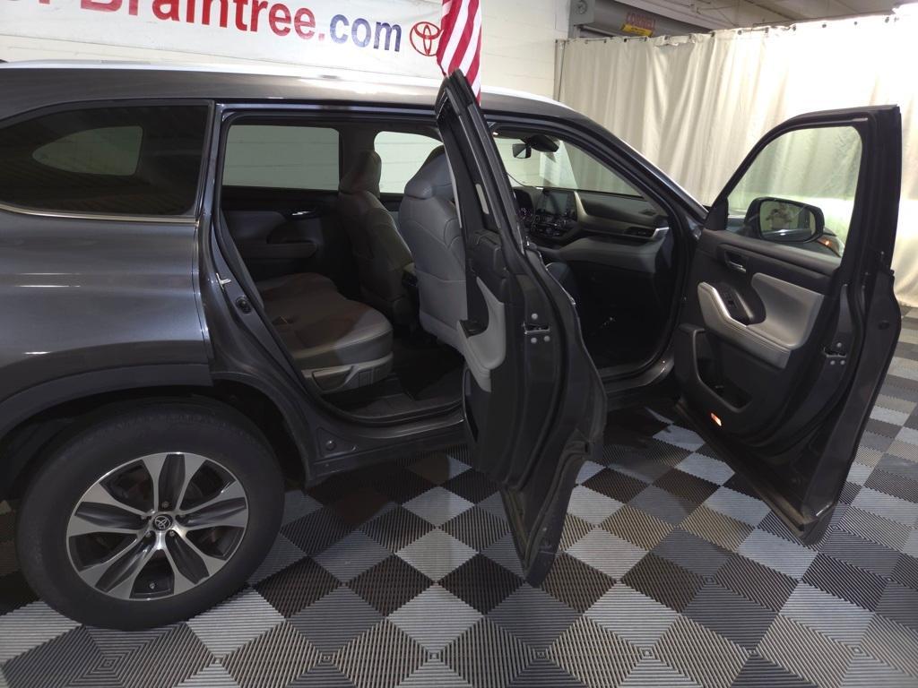 used 2022 Toyota Highlander car, priced at $37,175