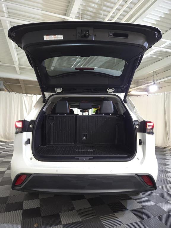 used 2020 Toyota Highlander Hybrid car, priced at $33,500