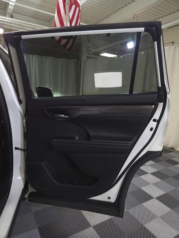 used 2020 Toyota Highlander Hybrid car, priced at $33,500