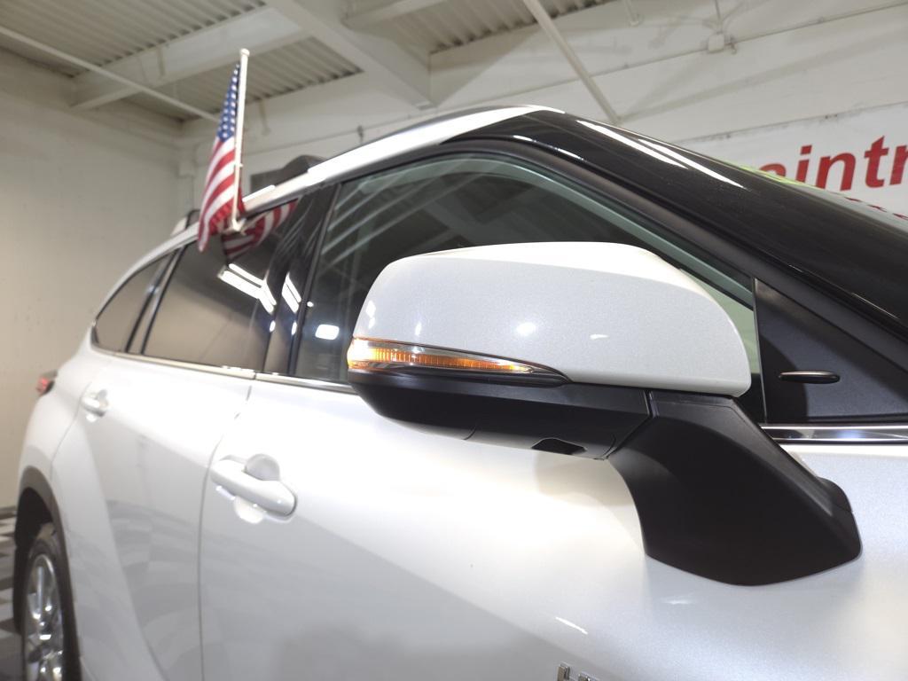 used 2020 Toyota Highlander Hybrid car, priced at $33,500