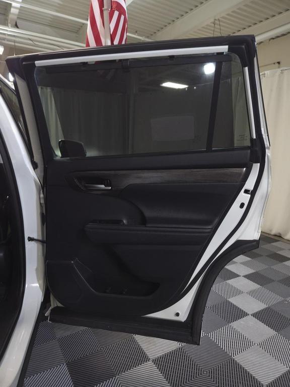 used 2020 Toyota Highlander Hybrid car, priced at $33,500