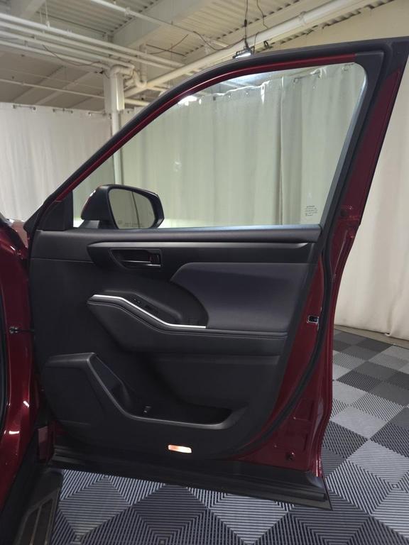 used 2022 Toyota Highlander car, priced at $35,275