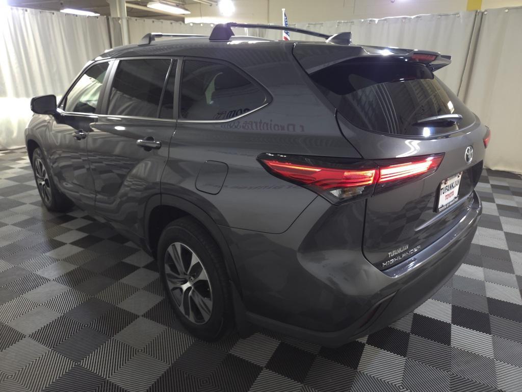 used 2023 Toyota Highlander car, priced at $39,900