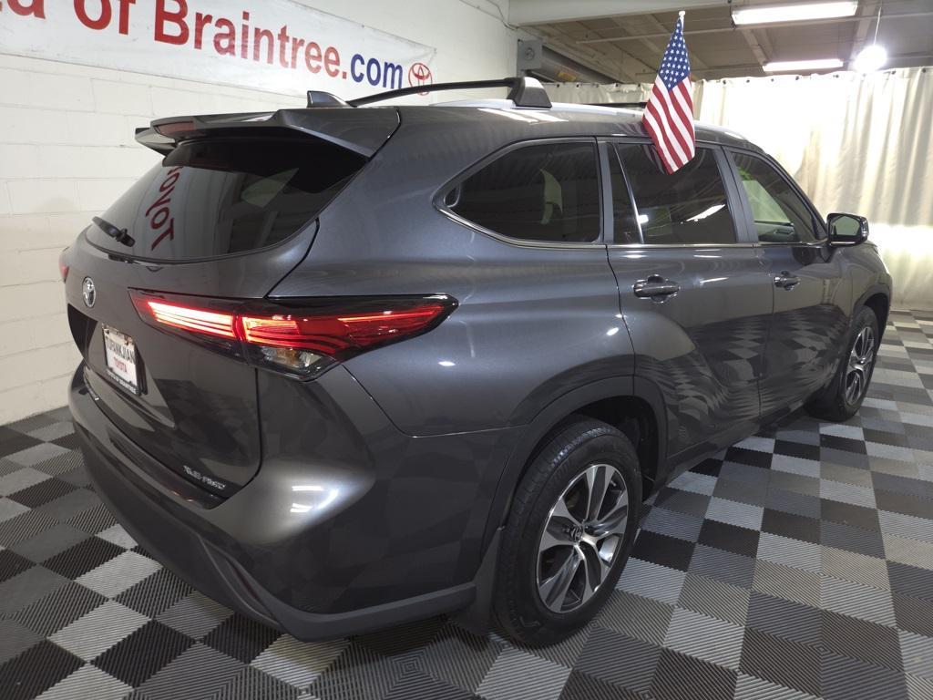 used 2023 Toyota Highlander car, priced at $39,900