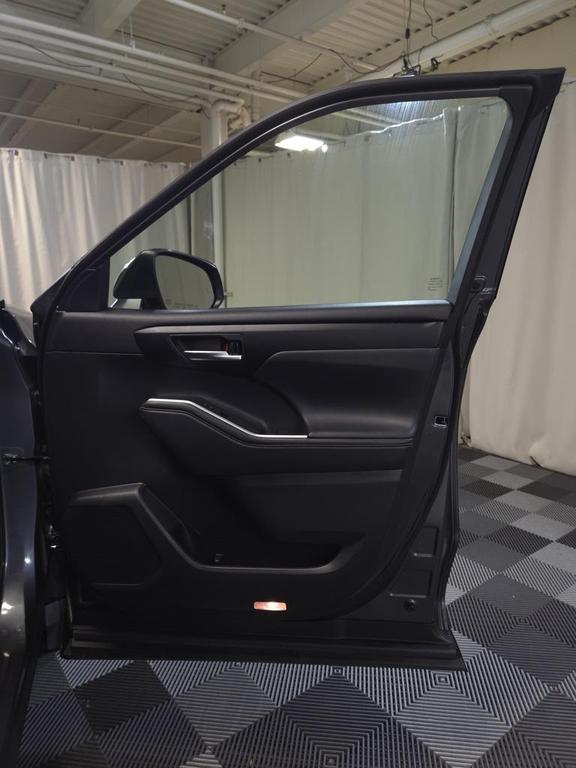 used 2023 Toyota Highlander car, priced at $39,900