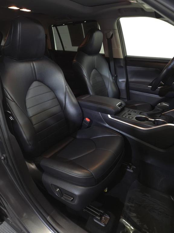 used 2023 Toyota Highlander car, priced at $39,900