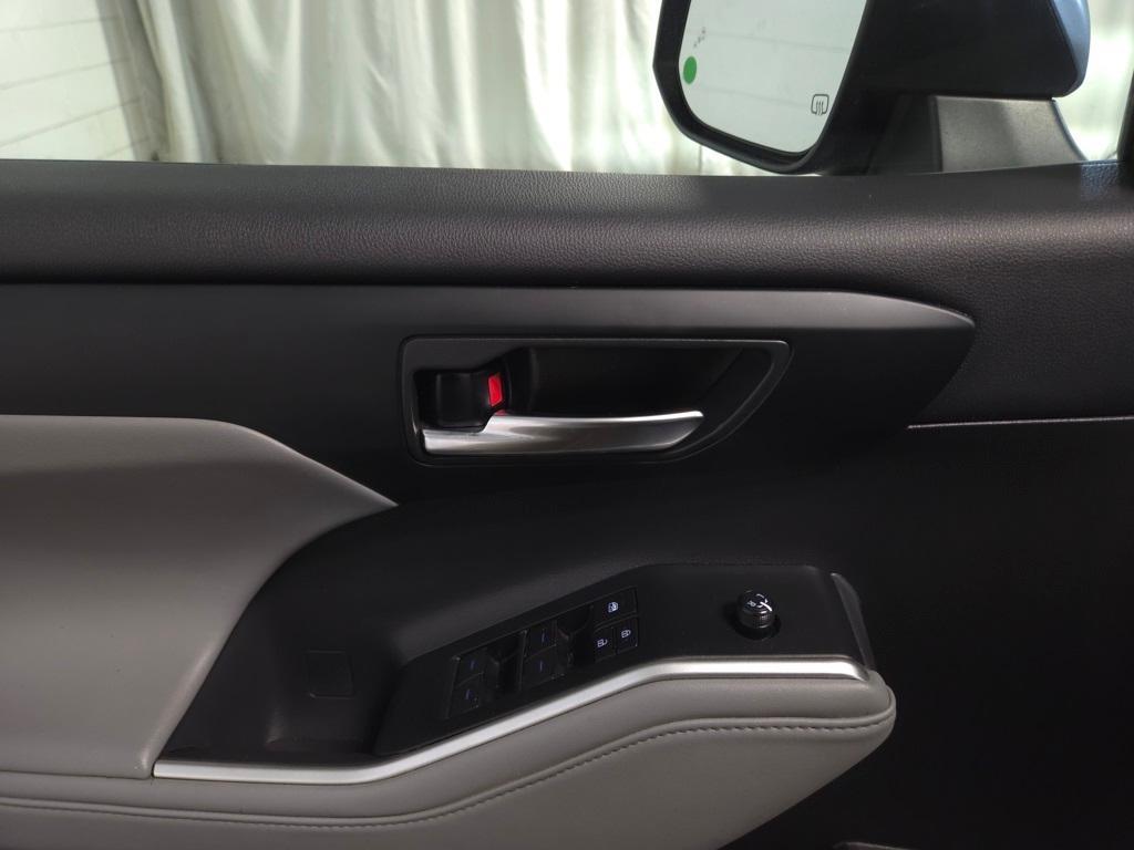 used 2020 Toyota Highlander Hybrid car, priced at $31,695