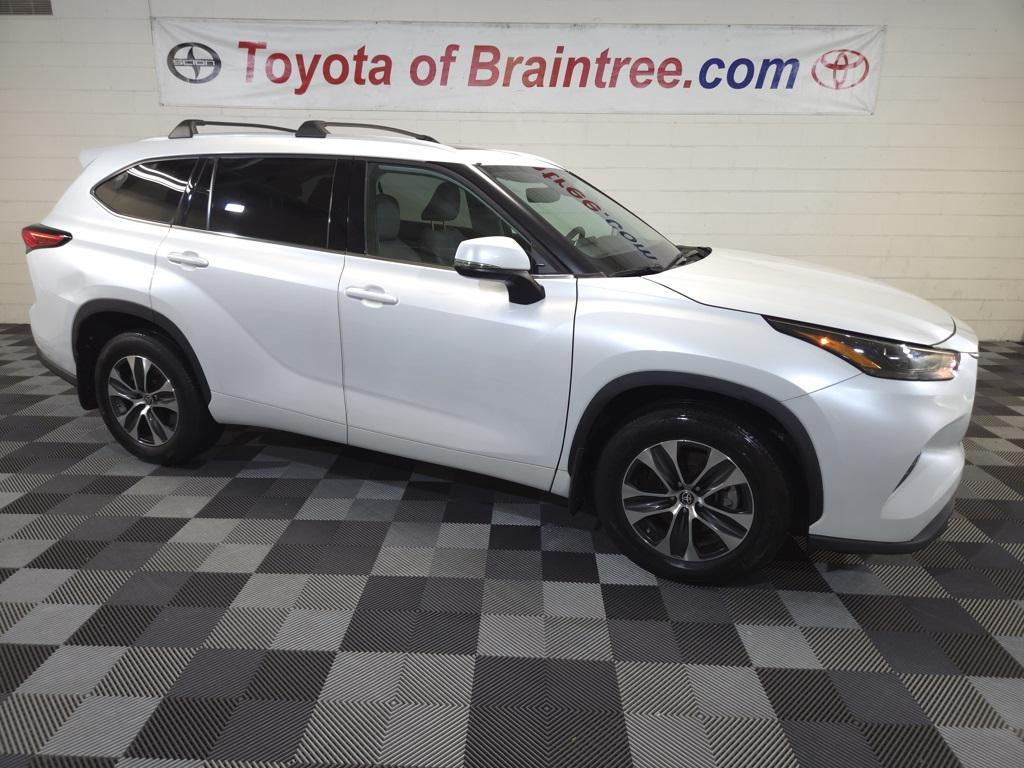 used 2022 Toyota Highlander car, priced at $39,995