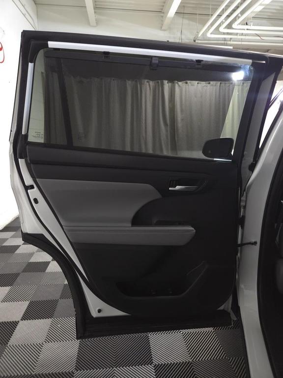 used 2022 Toyota Highlander car, priced at $39,995