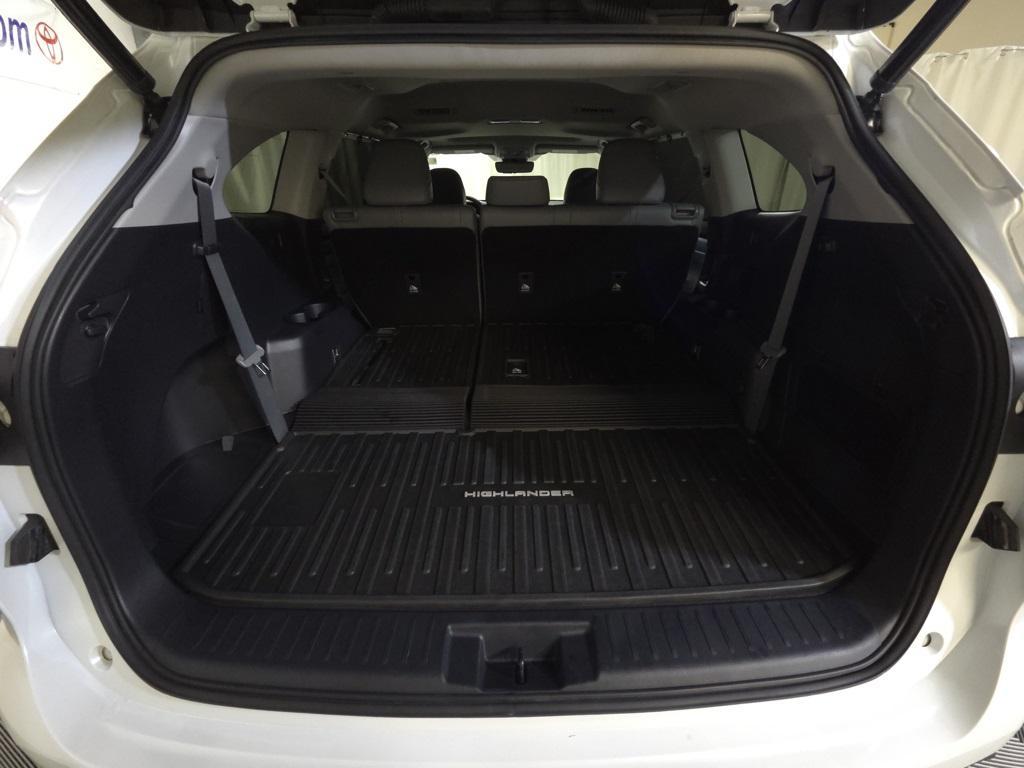 used 2022 Toyota Highlander car, priced at $39,995
