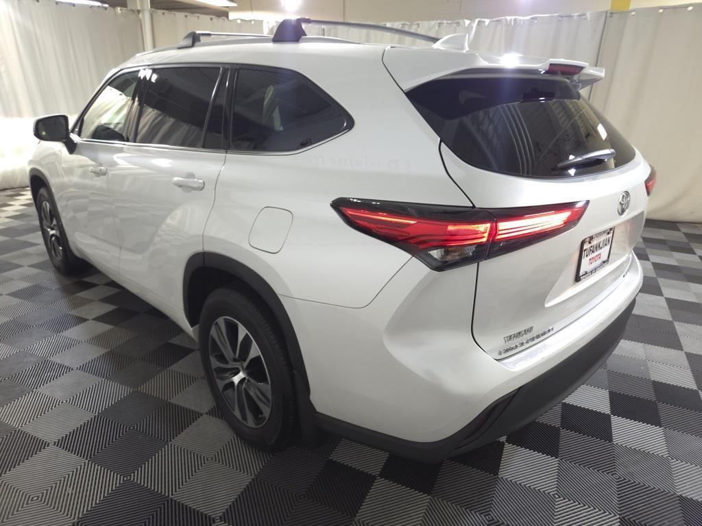 used 2022 Toyota Highlander car, priced at $39,995