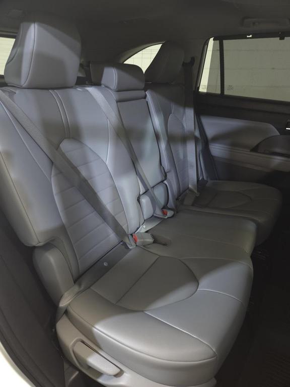 used 2022 Toyota Highlander car, priced at $39,995