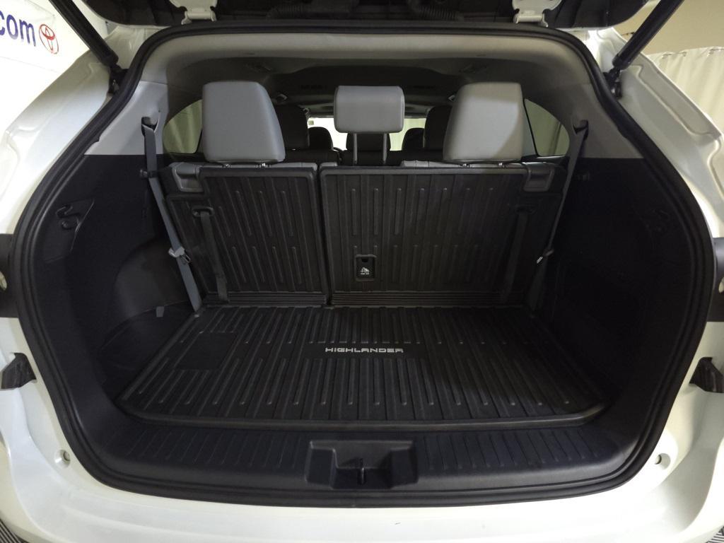 used 2022 Toyota Highlander car, priced at $39,995