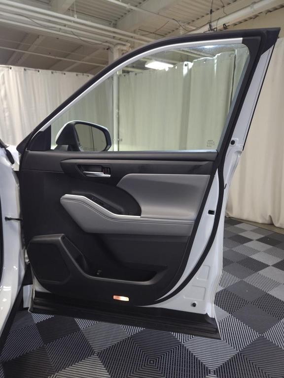 used 2022 Toyota Highlander car, priced at $39,995