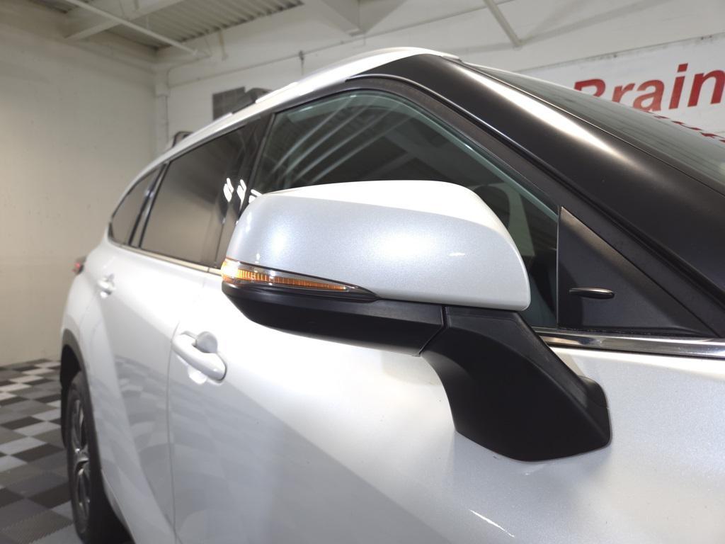used 2022 Toyota Highlander car, priced at $39,995