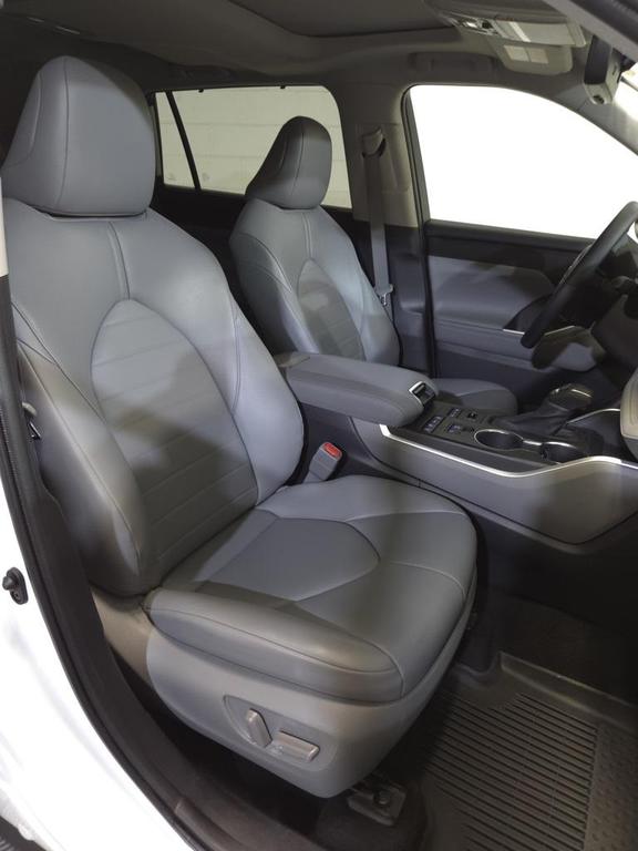 used 2022 Toyota Highlander car, priced at $39,995