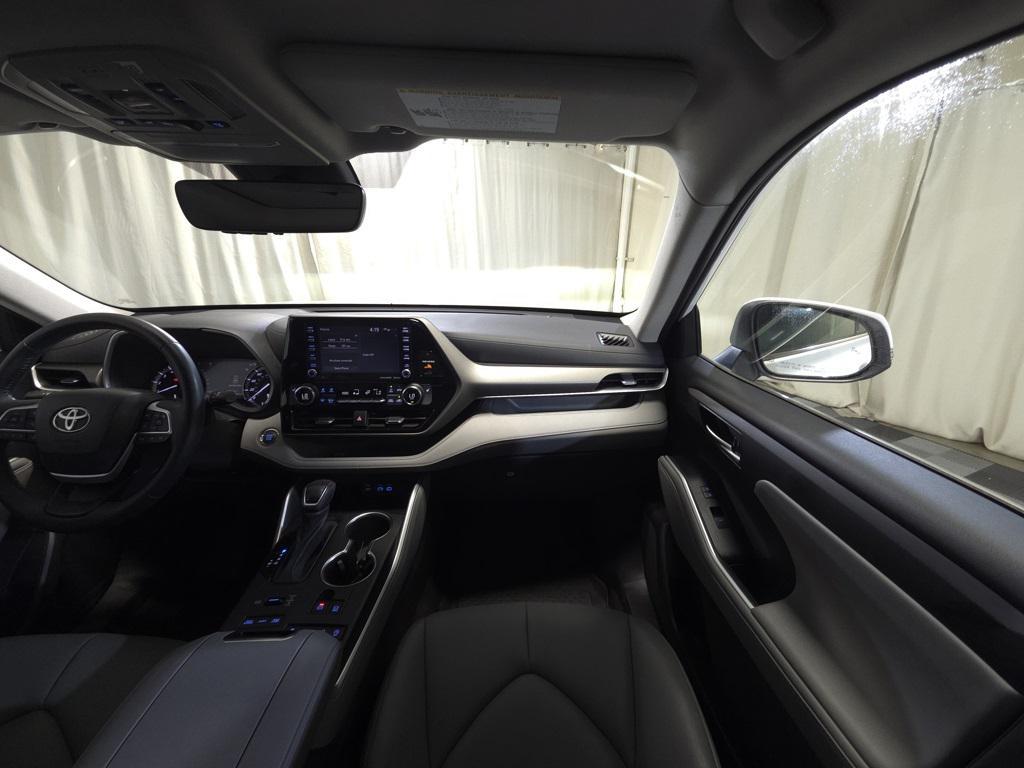 used 2022 Toyota Highlander car, priced at $39,995