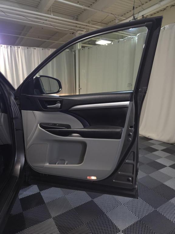 used 2019 Toyota Highlander car, priced at $29,400