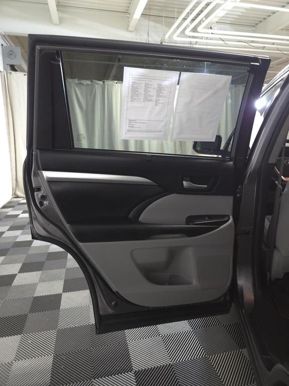 used 2019 Toyota Highlander car, priced at $29,400