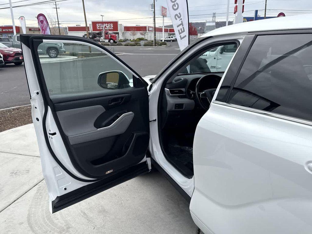 used 2022 Toyota Highlander Hybrid car, priced at $28,462