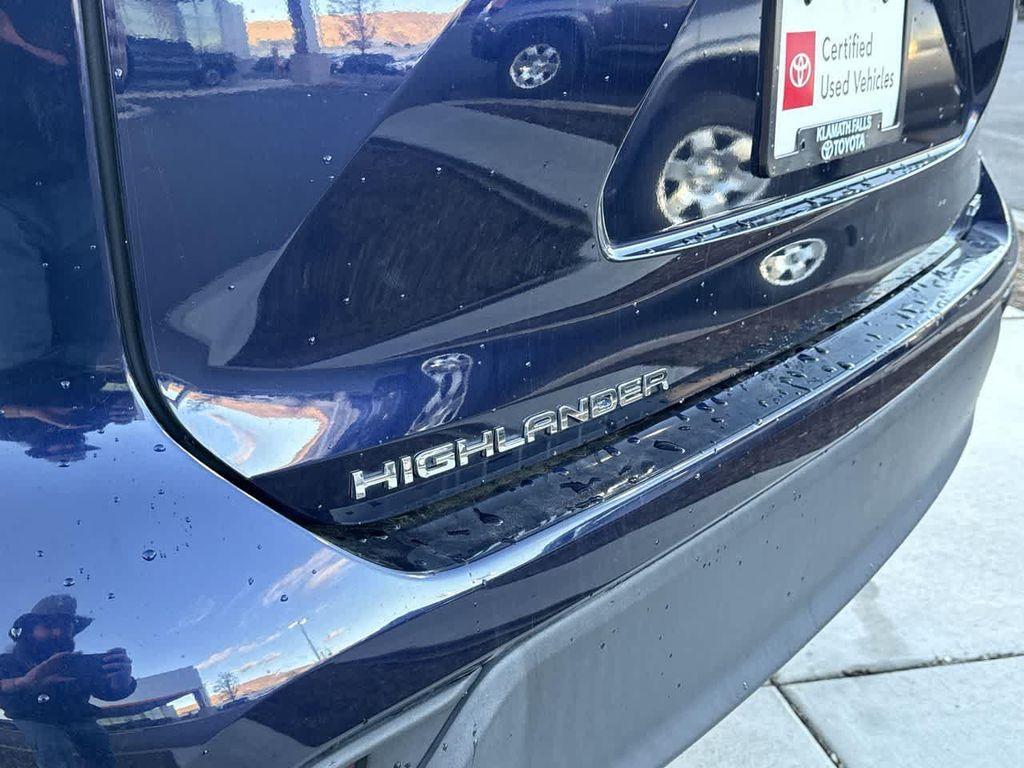 used 2022 Toyota Highlander Hybrid car, priced at $39,823