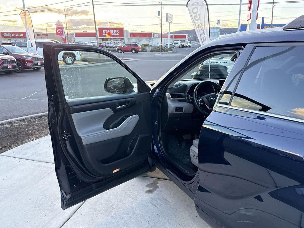 used 2022 Toyota Highlander Hybrid car, priced at $39,823