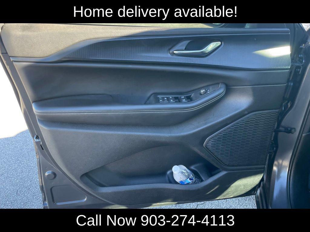 used 2025 Jeep Grand Cherokee car, priced at $39,000