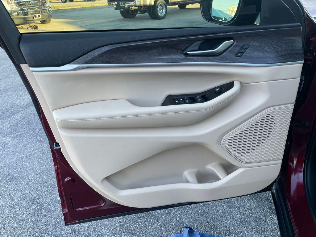 used 2025 Jeep Grand Cherokee car, priced at $35,797