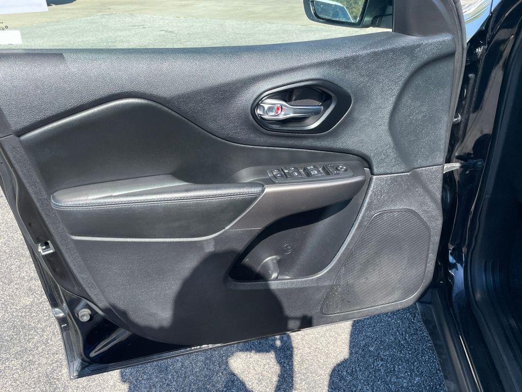 used 2021 Jeep Cherokee car, priced at $13,179