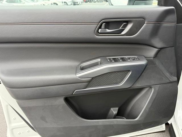 new 2025 Nissan Pathfinder car, priced at $39,073
