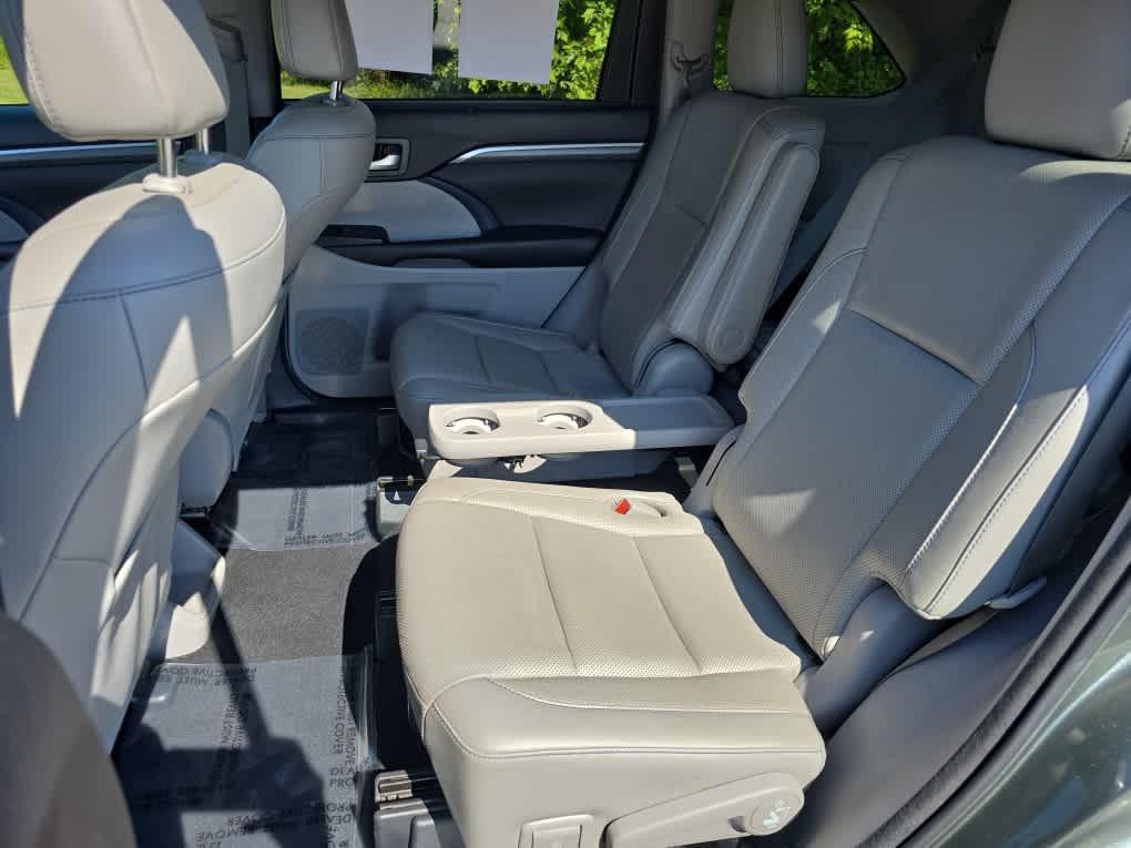 used 2018 Toyota Highlander car, priced at $15,500