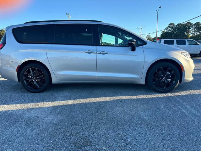 new 2024 Chrysler Pacifica car, priced at $44,845