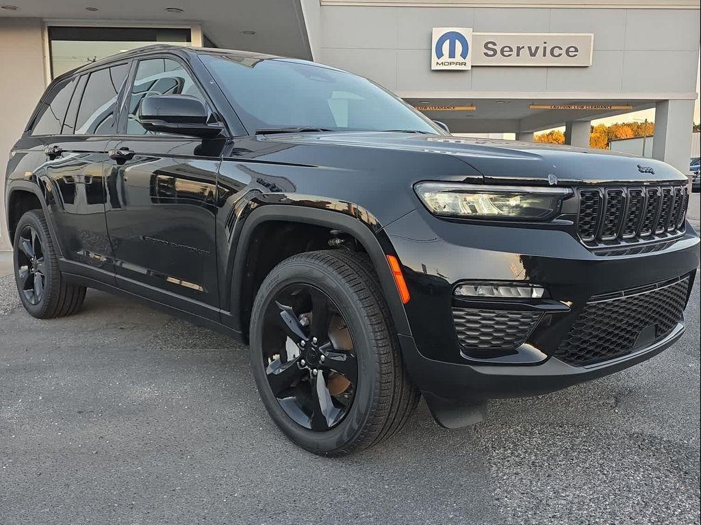 new 2025 Jeep Grand Cherokee car, priced at $51,592