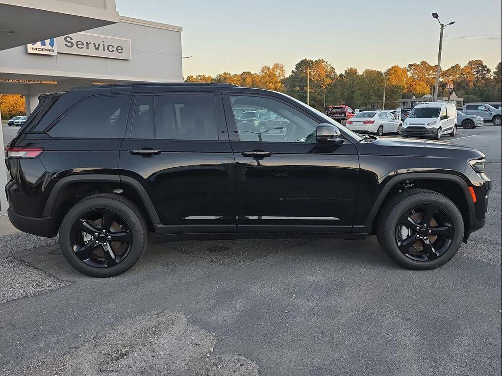 new 2025 Jeep Grand Cherokee car, priced at $51,592